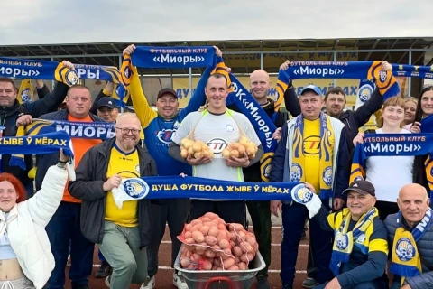 Belarusda matçın ən yaxşı futbolçusuna kartof və soğan hədiyyə edildi