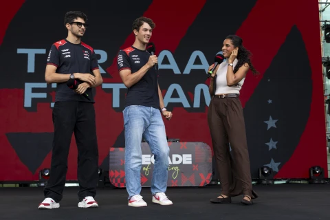 “Formula-1” pilotları Bakıda azarkeşlərlə görüşüb - FOTO