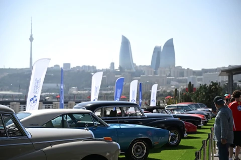 Bakıda “Formula-1” Qran-prisi çərçivəsində klassik avtomobillər sərgilənir - FOTO