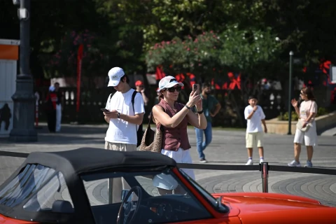 Bakıda “Formula-1” Qran-prisi çərçivəsində klassik avtomobillər sərgilənir - FOTO