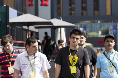 Autizmli gənclər “Formula-1” dünyasını paddokdan kəşf ediblər - FOTO