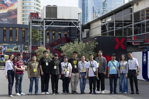 Autizmli gənclər “Formula-1” dünyasını paddokdan kəşf ediblər - FOTO