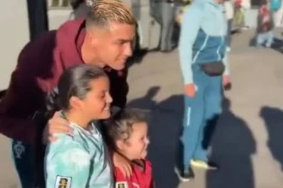 Ronaldu azyaşlı azarkeşlərə görə mühafizəçiləri saxladı - VİDEO