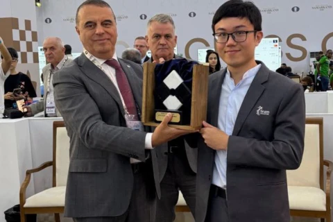 Mahir Mammadov presents award to chess player who refused win without playing