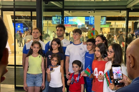 Akrobatika gimnastikası üzrə Dünya çempionatının medalçıları vətənə qayıdıblar - FOTO