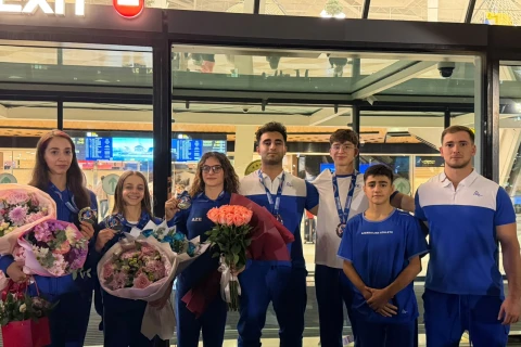 Akrobatika gimnastikası üzrə Dünya çempionatının medalçıları vətənə qayıdıblar - FOTO