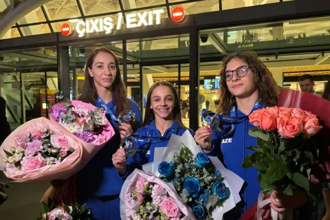Akrobatika gimnastikası üzrə Dünya çempionatının medalçıları vətənə qayıdıblar - FOTO