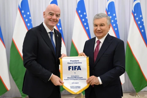 Şavkat Mirziyoyev FIFA prezidenti ilə Azərbaycan və Özbəkistanda keçiriləcək dünya çempionatını müzakirə edib