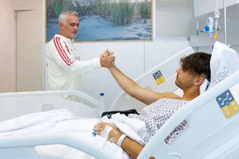 Mourinyo əməliyyat olunan “Real” müdafiəçisini xəstəxanada ziyarət etdi