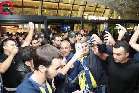 Azarkeşlər Bakıya gələn “Fənərbağça”nı hava limanında belə qarşıladılar