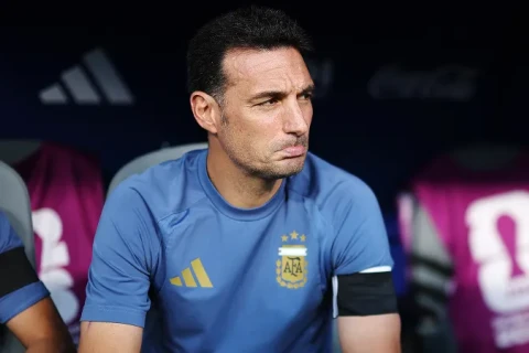 Scaloni: There will never be anyone like Messi on the pitch