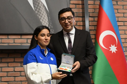 Fərid Qayıbov “İdman ustası” vəsiqələri təqdim edib - FOTO