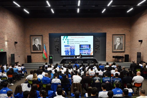Fərid Qayıbov “İdman ustası” vəsiqələri təqdim edib - FOTO