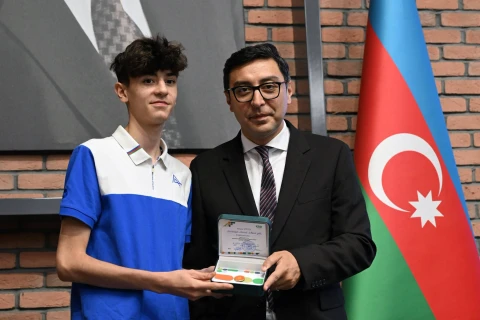 Fərid Qayıbov “İdman ustası” vəsiqələri təqdim edib - FOTO