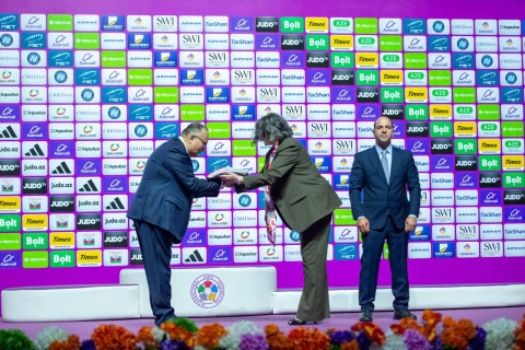 Beynəlxalq Cüdo Federasiyasının bayrağı dünya çempionatının növbəti ev sahibinə təhvil verilib
