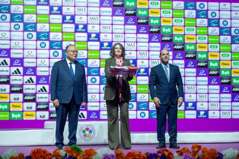 Beynəlxalq Cüdo Federasiyasının bayrağı dünya çempionatının növbəti ev sahibinə təhvil verilib