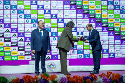 Beynəlxalq Cüdo Federasiyasının bayrağı dünya çempionatının növbəti ev sahibinə təhvil verilib