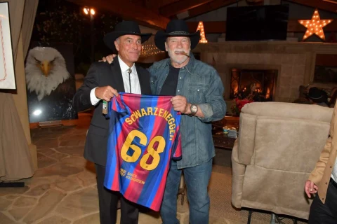 “Barselona” Arnold Şvartseneggerə xüsusi hədiyyə təqdim edib - FOTO