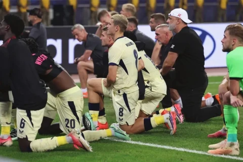 “Slaviya”nın baş məşqçisi və futbolçuları Bakıda azarkeşləri qarşısında diz çökdülər - İDMAN.BİZ-in İCMALI