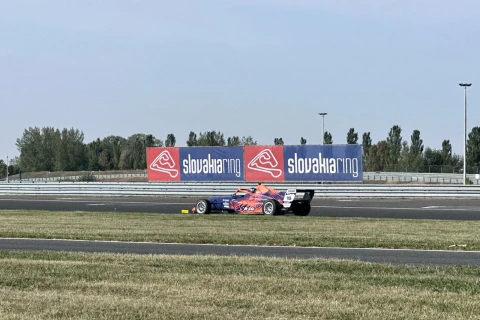 Azərbaycanlı pilot “Formula-4” yarışının test yürüşündə uğurla çıxış edib - FOTO