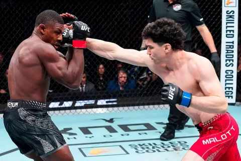 Жесткий нокаут в главном бою UFC: американец пропустил удар коленом в челюсть