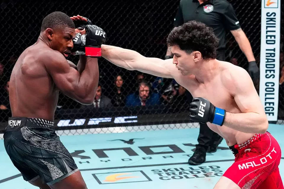 UFC-də dəhşətli nokaut: diz zərbəsi rəqibini yerə sərdi - VİDEO