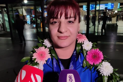 Avropa birinciliyində doqquz medal qazanan Azərbaycan ağırlıqqaldıranları Vətənə qayıdıblar