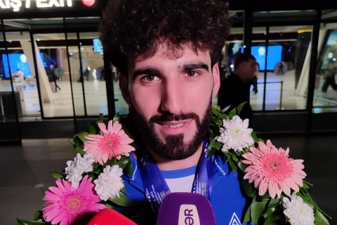 Avropa birinciliyində doqquz medal qazanan Azərbaycan ağırlıqqaldıranları Vətənə qayıdıblar