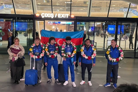 Avropa birinciliyində doqquz medal qazanan Azərbaycan ağırlıqqaldıranları Vətənə qayıdıblar