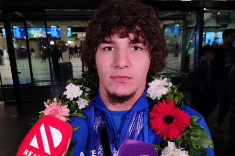 Avropa birinciliyində doqquz medal qazanan Azərbaycan ağırlıqqaldıranları Vətənə qayıdıblar