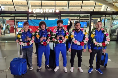 Avropa birinciliyində doqquz medal qazanan Azərbaycan ağırlıqqaldıranları Vətənə qayıdıblar