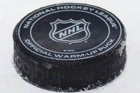 NHL’s Tallest Goaltender Makes Historic Debut in Pittsburgh