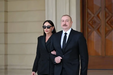 Ильхам Алиев и Мехрибан Алиева наблюдают за матчем сборной Азербайджана U-15