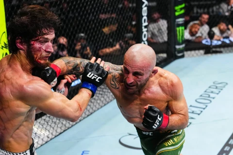 Волкановски нокаутировал Евлоева и защитил чемпионский пояс UFC - ФОТО