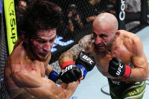 Volkanovski “UFC 333”də Evloyevi nokautla məğlub edərək tarixə düşüb - VİDEO