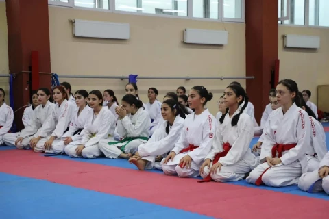 Bakıda 200-dən çox qadın karateçinin iştirakı ilə seminar keçirilib - FOTO