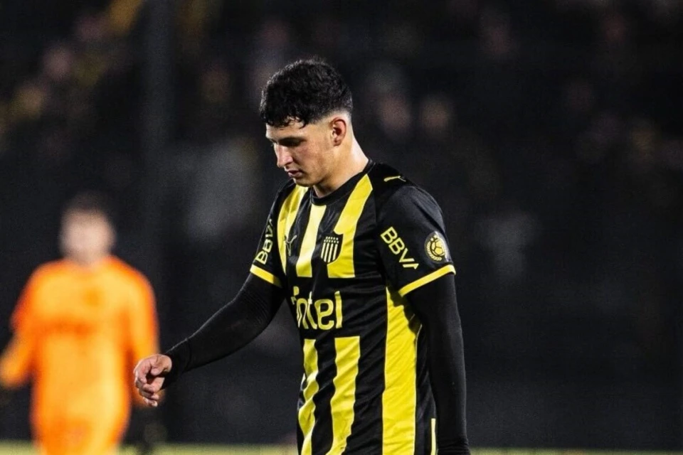 Futbolçu rəqibinə kömək etdiyi üçün təhqirlərlə üzləşdi və ağladı - VİDEO