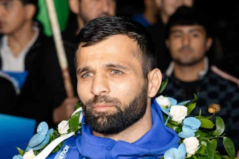 İki qızıl və bir gümüş medal qazanan güləşçilərimiz Bakıda  təntənəli qarşılanıblar