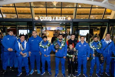 İki qızıl və bir gümüş medal qazanan güləşçilərimiz Bakıda  təntənəli qarşılanıblar