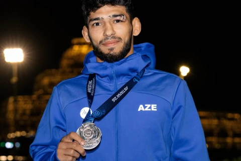 İki qızıl və bir gümüş medal qazanan güləşçilərimiz Bakıda  təntənəli qarşılanıblar