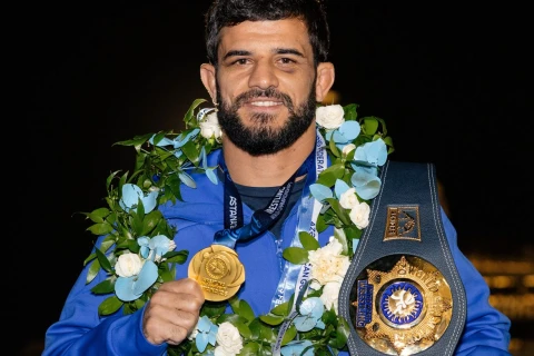 İki qızıl və bir gümüş medal qazanan güləşçilərimiz Bakıda  təntənəli qarşılanıblar