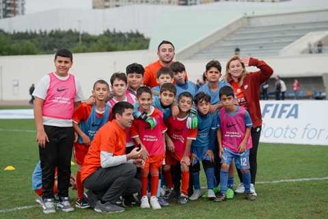 Xristo Stoiçkov Bakıda 120-dən çox uşağın iştirak etdiyi futbol festivalına qatıldı