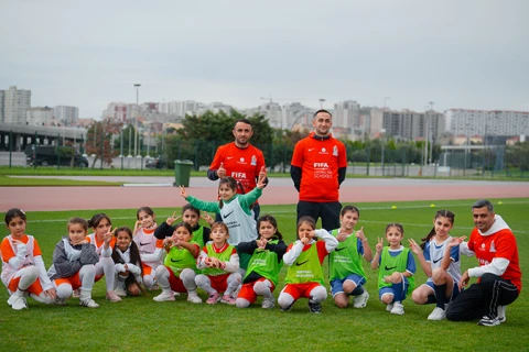 Xristo Stoiçkov Bakıda 120-dən çox uşağın iştirak etdiyi futbol festivalına qatıldı