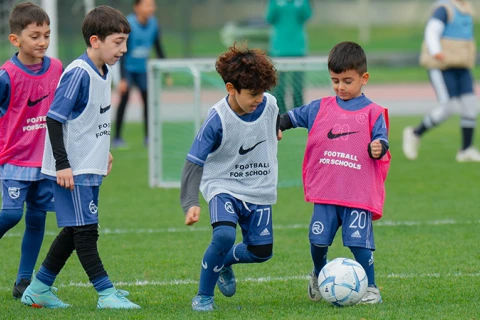 Xristo Stoiçkov Bakıda 120-dən çox uşağın iştirak etdiyi futbol festivalına qatıldı