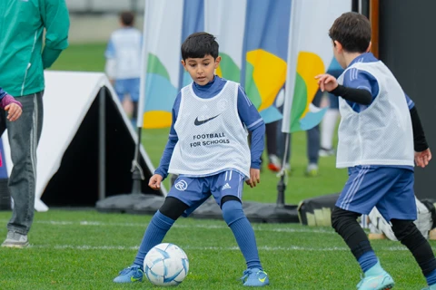 Xristo Stoiçkov Bakıda 120-dən çox uşağın iştirak etdiyi futbol festivalına qatıldı