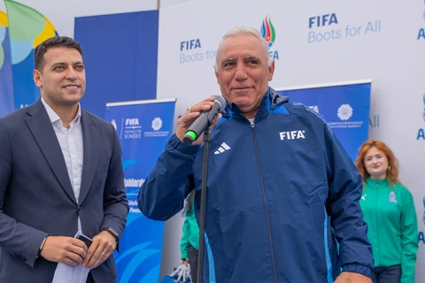 Xristo Stoiçkov Bakıda 120-dən çox uşağın iştirak etdiyi futbol festivalına qatıldı