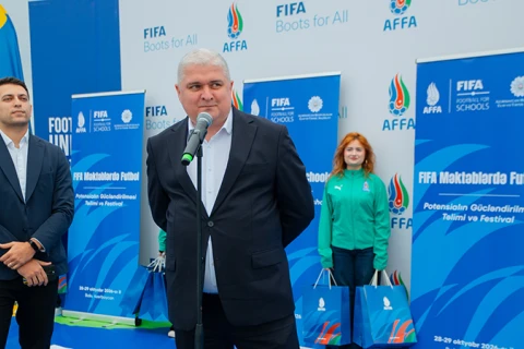 Xristo Stoiçkov Bakıda 120-dən çox uşağın iştirak etdiyi futbol festivalına qatıldı