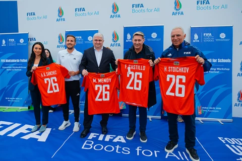 Xristo Stoiçkov Bakıda 120-dən çox uşağın iştirak etdiyi futbol festivalına qatıldı