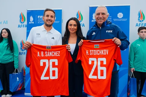 Xristo Stoiçkov Bakıda 120-dən çox uşağın iştirak etdiyi futbol festivalına qatıldı