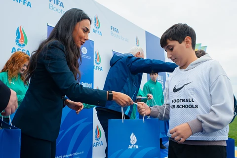 Xristo Stoiçkov Bakıda 120-dən çox uşağın iştirak etdiyi futbol festivalına qatıldı